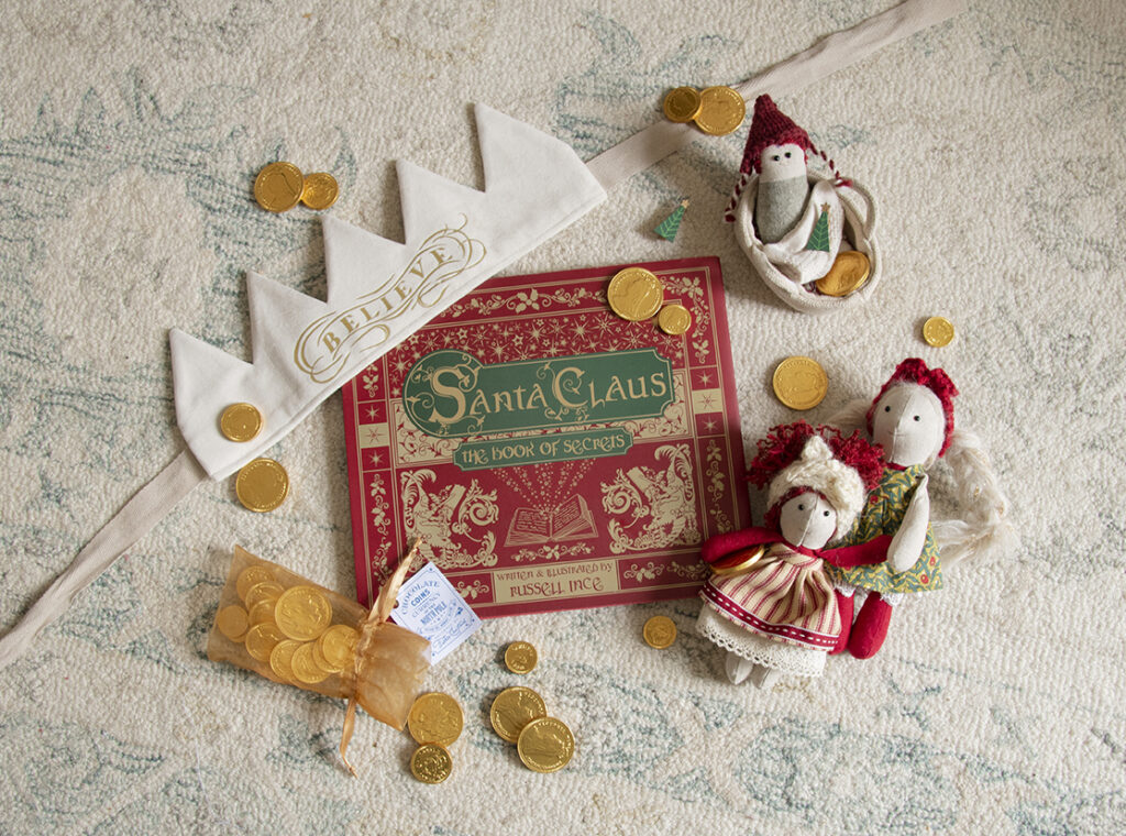 christmas elves with book and crown